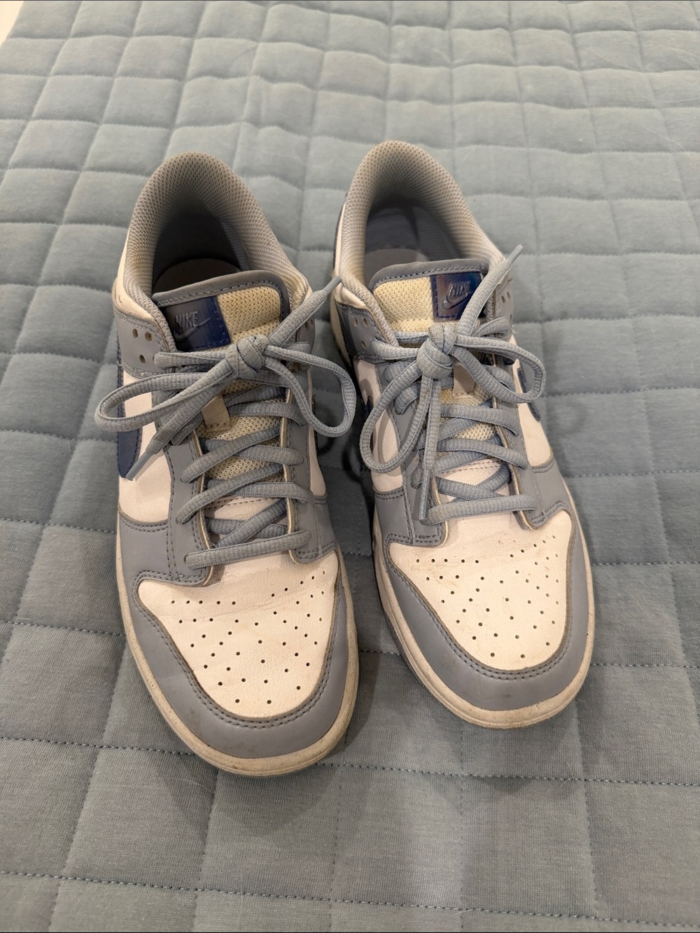 Nike Low-Top Sneakers in White and Light Gray-Blue